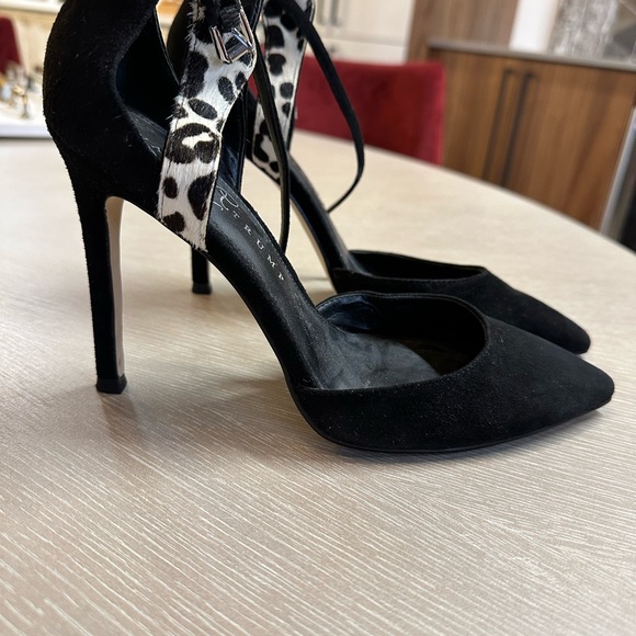 Classic black suede heels with leopard details. - Picture 3 of 3
